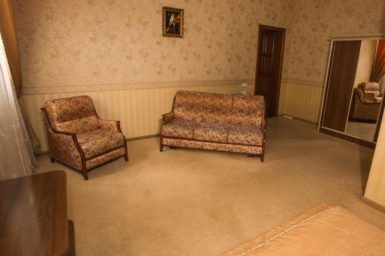 Magnat Lux Hotel Chernivtsi Luaran gambar