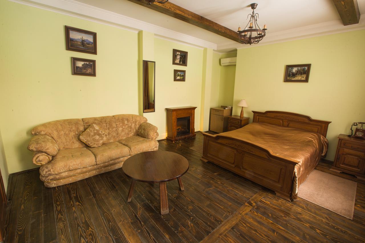 Magnat Lux Hotel Chernivtsi Luaran gambar